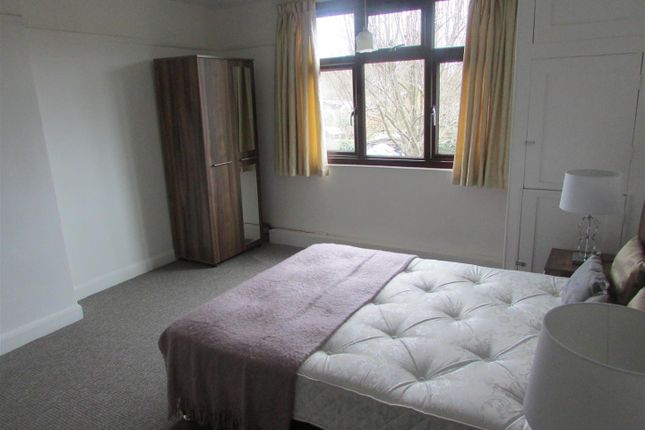 Room 4, 15, Hillside Road, Wellingborough photo 3