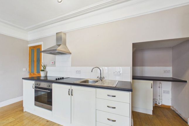 Flat 2, 2 Well Close Terrace, Whitby photo 3