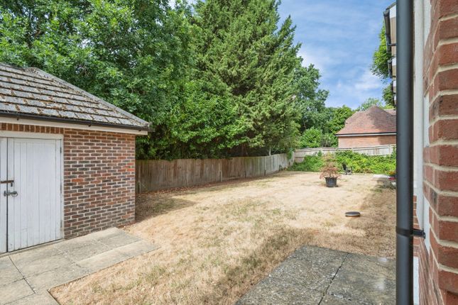 6, Halcyon Close, Leatherhead photo 4