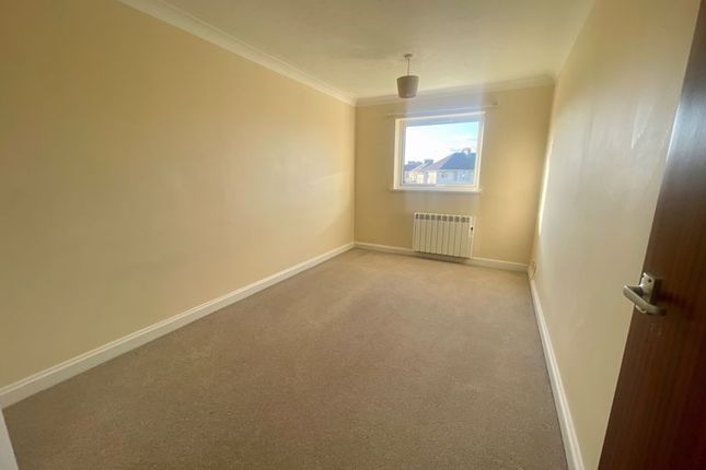 Flat for sale in Dores Court, Swindon