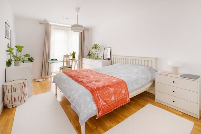 Flat 79, 52, Holloway Road, London photo 4