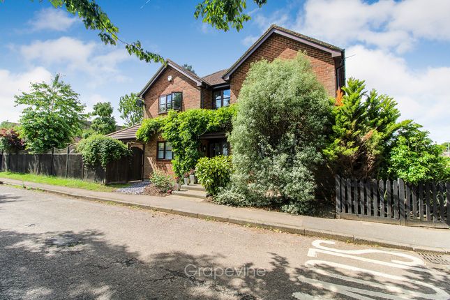 Thumbnail Detached house for sale in Garde Road, Reading
