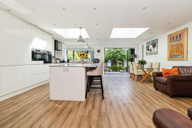 3, Grange Close, Hertford photo 4
