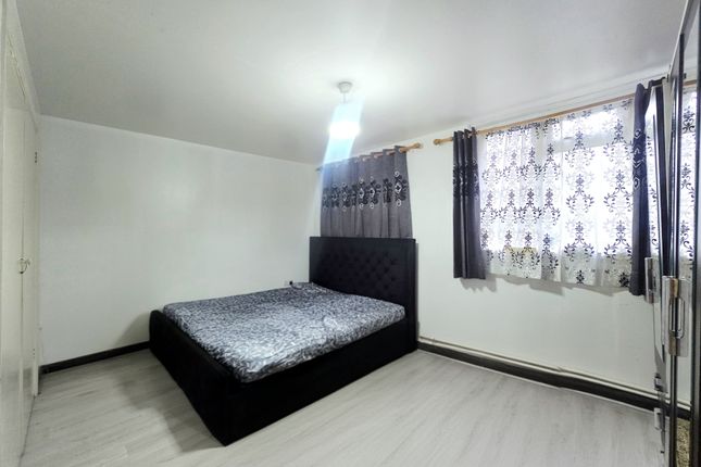 44, Romney Court, Northolt photo 4