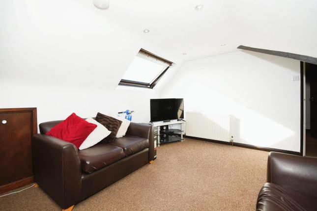 Flat 5 - Living 02.Jpg