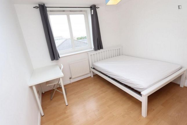 Room to rent in Millennium Drive, London