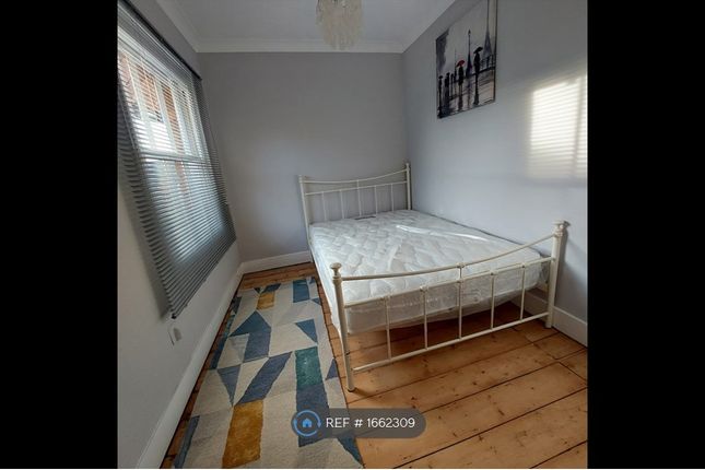 Thumbnail Flat to rent in Adelaide Square, Bedford