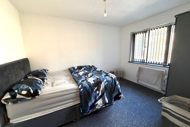 61 Victoria Road, Slough photo 4