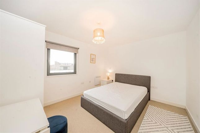 Flat 27, 56, Lant Street, London photo 4