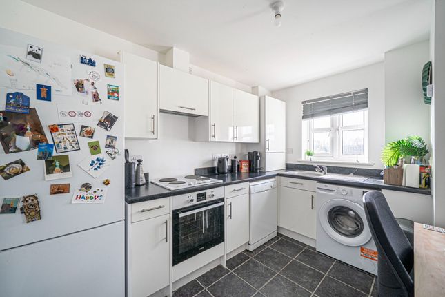 37 Symons Close, Tidworth photo 4