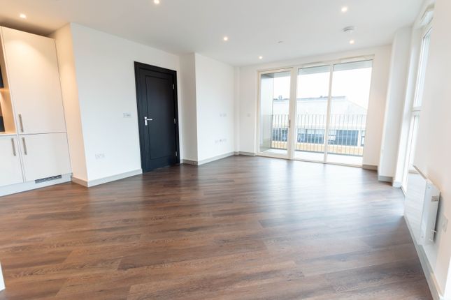 Flat to rent in Eden Grove, Staines-Upon-Thames