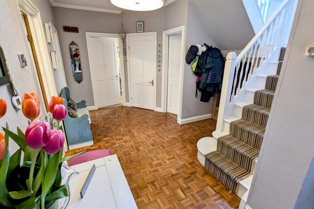 9, Priory Close, Carmarthen photo 3