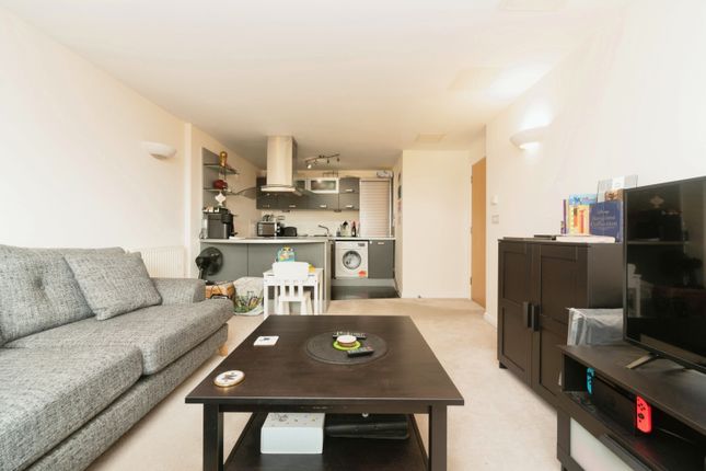 Flat for sale in Throwley Way, Sutton