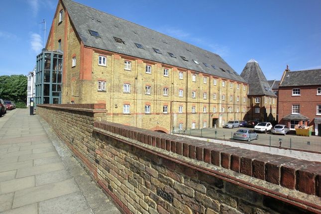 Thumbnail Flat to rent in The Maltings, Clifton Road, Gravesend, Kent