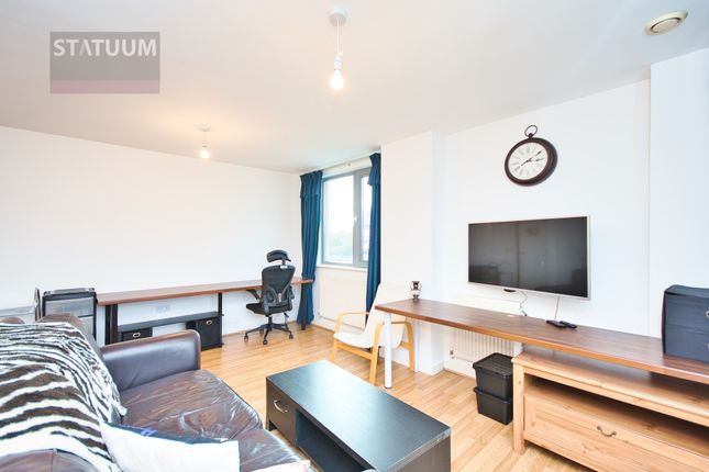 Flat to rent in John Wetherby Court West, High Street, Stratford, London
