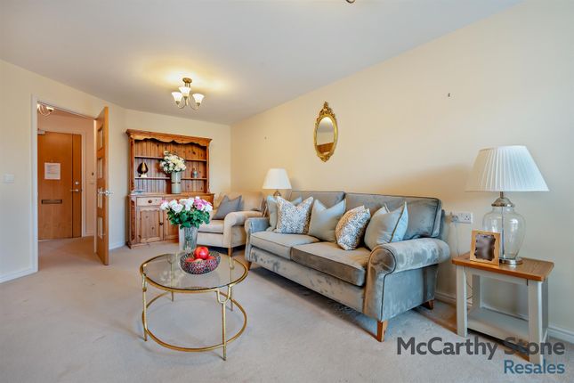 32 Farringford Court, 1 Avenue Road, Lymington photo 4