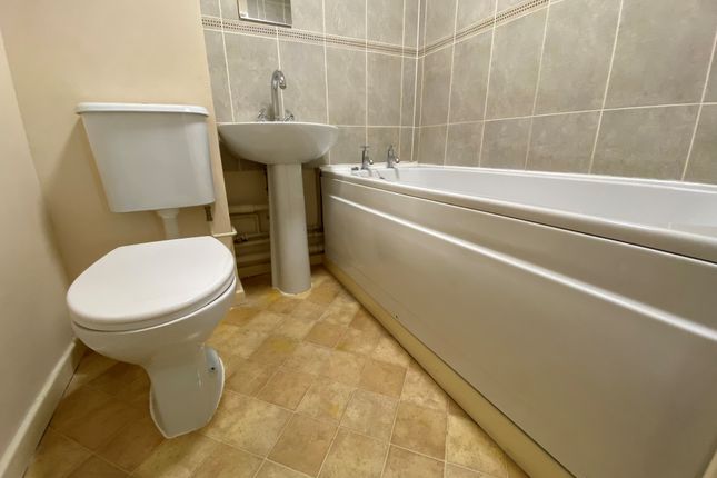 47, Smallthorn Place, Swadlincote, Derbys photo 3