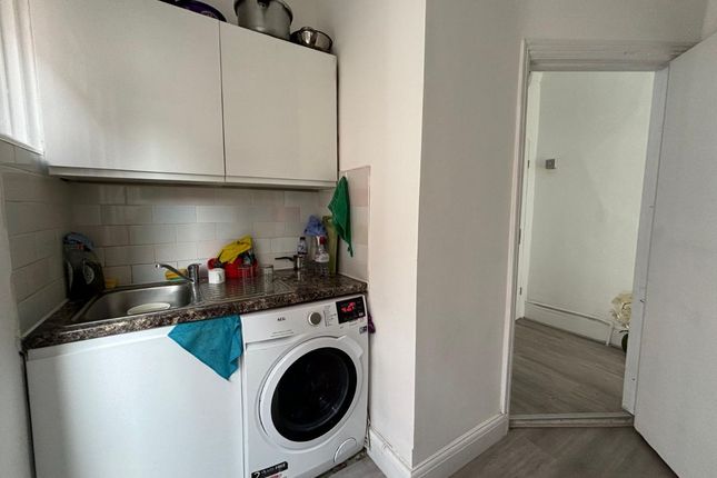 Room to rent in Larch Road, London