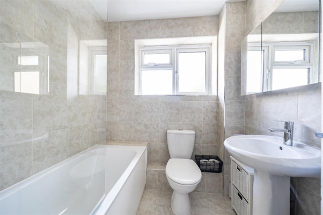 18, Dawsmere Close, Camberley photo 4
