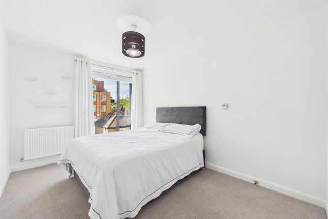 Flat 11 merstham house, 3, Iron Railway Close, Coulsdon photo 4