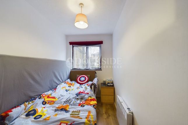 Flat to rent in Transom Square, London