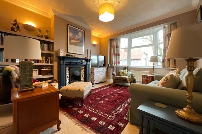 24 Chatsworth Gardens, Scarborough photo 2