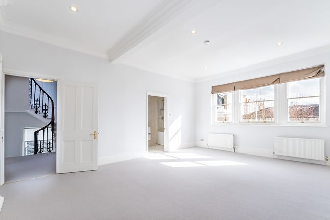 Flat to rent in Upper Phillimore Gardens, London