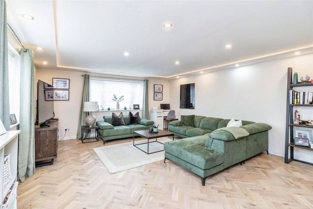 Thumbnail End terrace house for sale in Turnpike Close, Dunstable, Central Bedfordshire