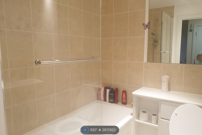 Flat, Windward Court Gallions Road, London photo 5
