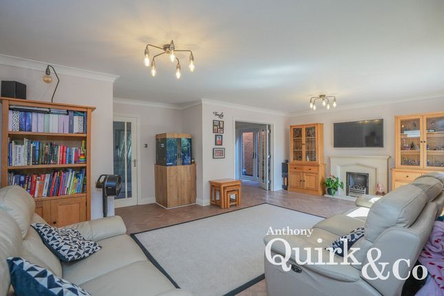 14, Prince William Avenue, Canvey Island photo 4