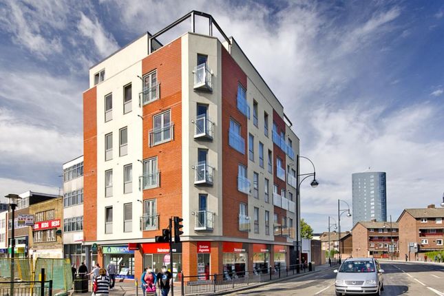 Flat to rent in Grove Apartments, 140-142 The Grove, Stratford, London