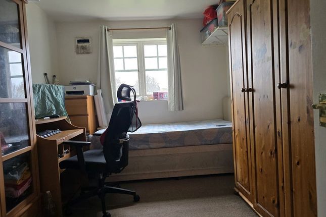 19, Perkin Close, Hounslow photo 2