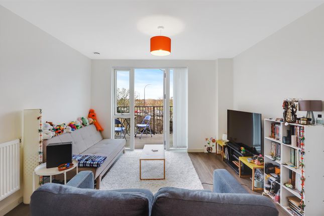 1-bed flat on Flat 21, Grosvenor Court Adenmore Road, Canary Wharf, £295,000