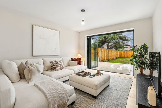 14 Sunnydene Avenue, Ruislip photo 2