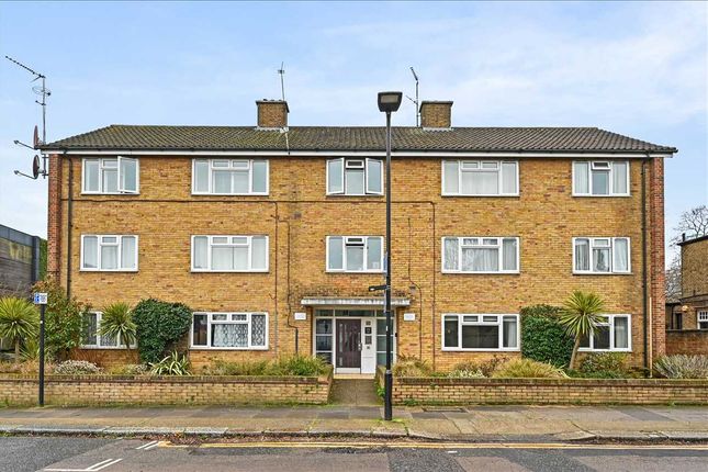 Thumbnail Flat to rent in Fromows Corner, Sutton Lane North, London