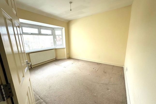 24,First Floor, Ash Grove, Southall photo 5