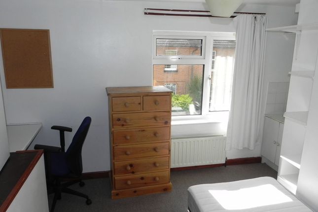 Thumbnail Room to rent in Kings Road, Guildford