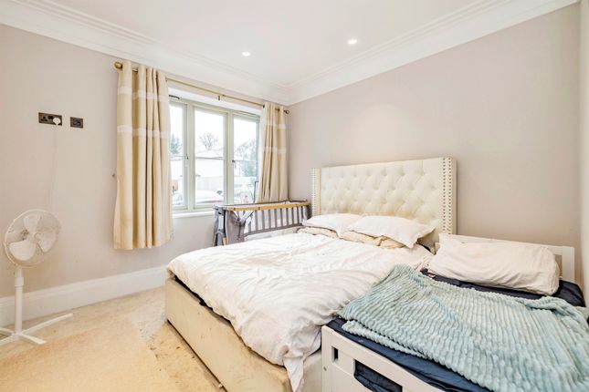 Flat for sale in Elizabeth Grove, Bushey Heath, Bushey