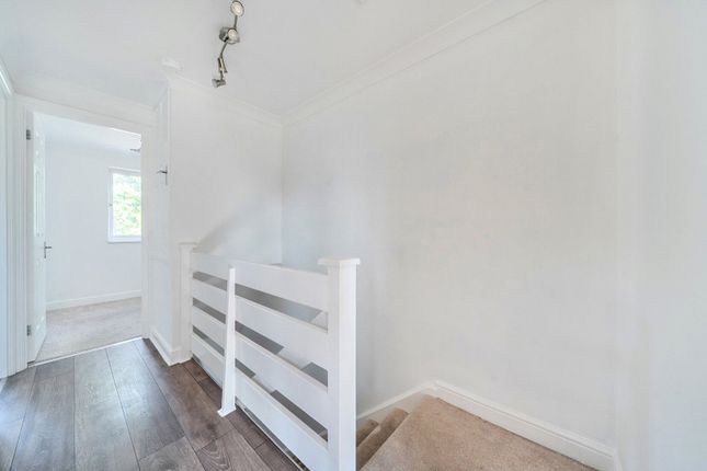 20, Gerard Walk, Swindon photo 5