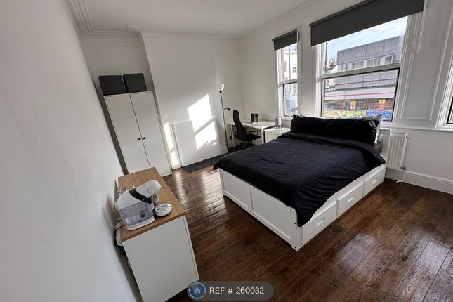 Flat to rent in Trafalgar Road, London