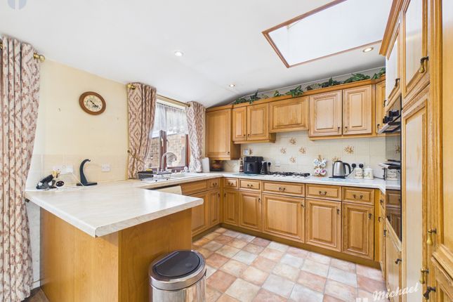 22 Dover Hedge, Aylesbury photo 4