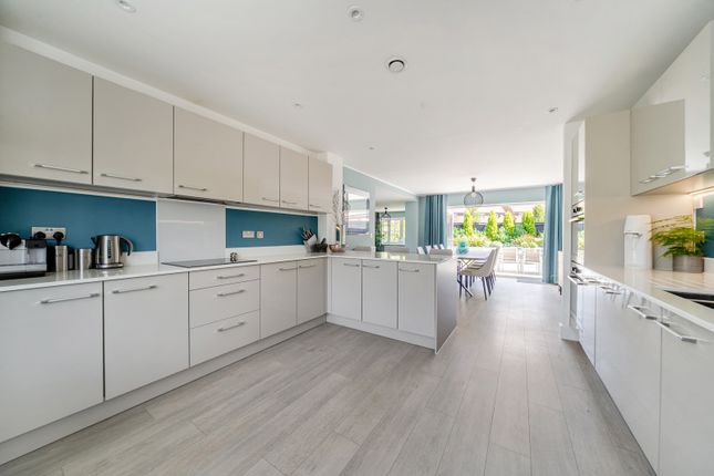2, Holly Bush Close, Cranleigh photo 4