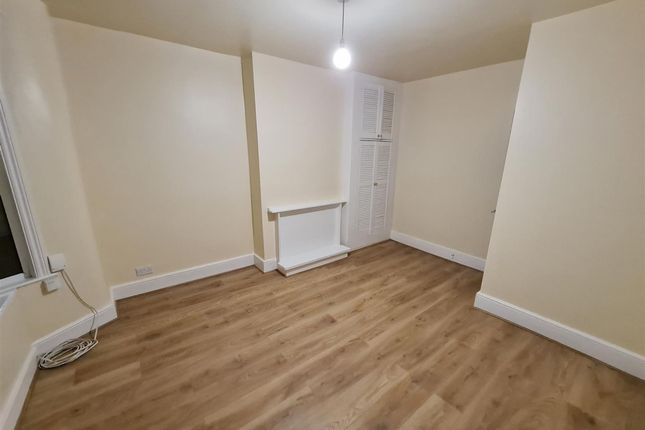 Flat 2, 673A High Road, Ilford, Ilford photo 3