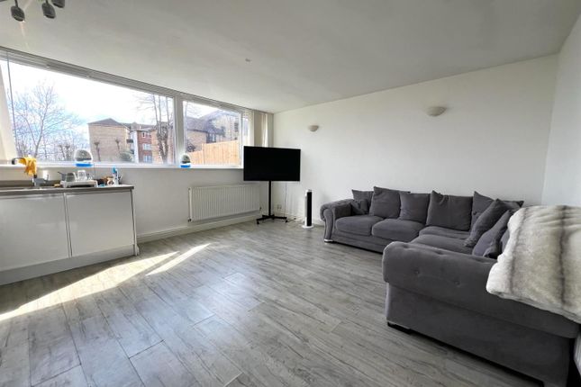 Flat to rent in Cypress Road, London
