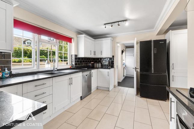 22, Hawkenbury, Harlow photo 4