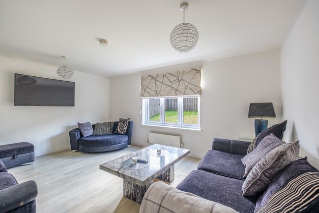 8 Raeside Grove, Newton Mearns, Glasgow photo 3