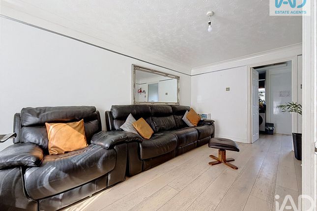 70, Albert Gardens, Harlow photo 2