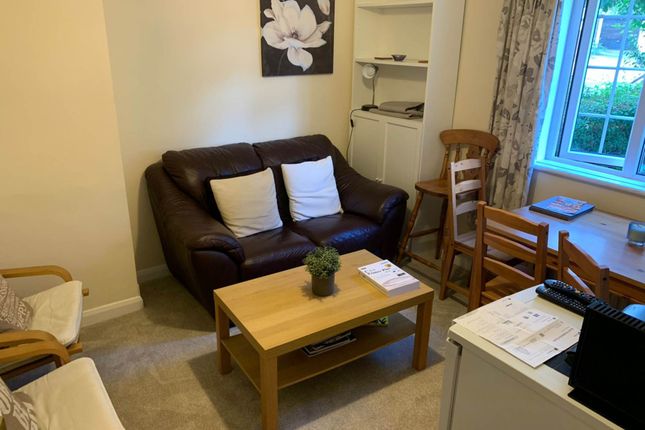 Room to rent in Room 4, 9 Durham Close, Guildford