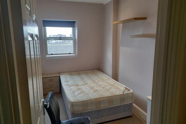 Room to rent in Richmond Way, London