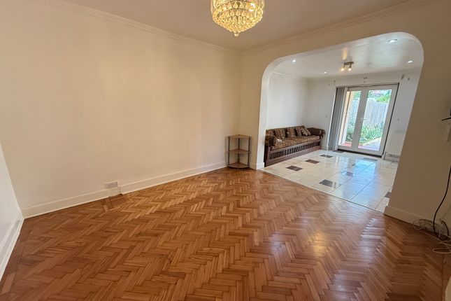 13, Blossom Waye, Hounslow photo 4